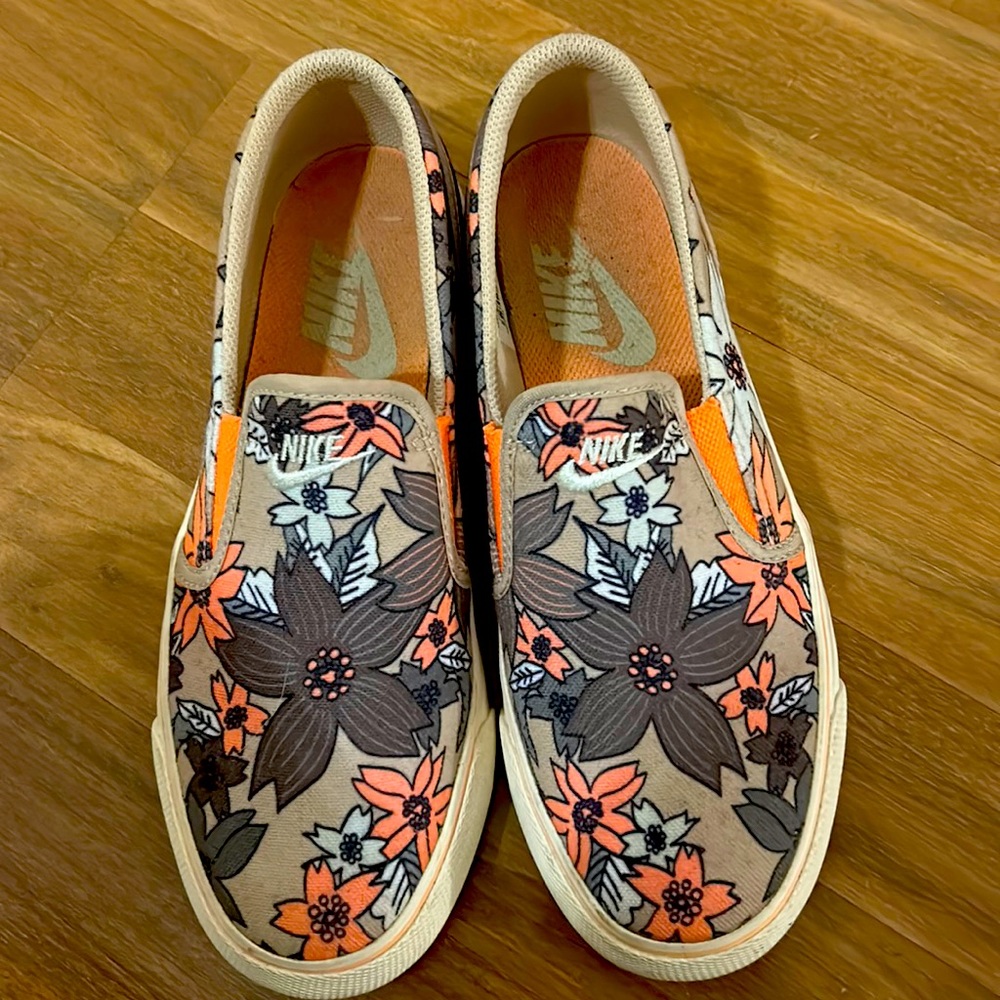 Size 7 Nike sneaker